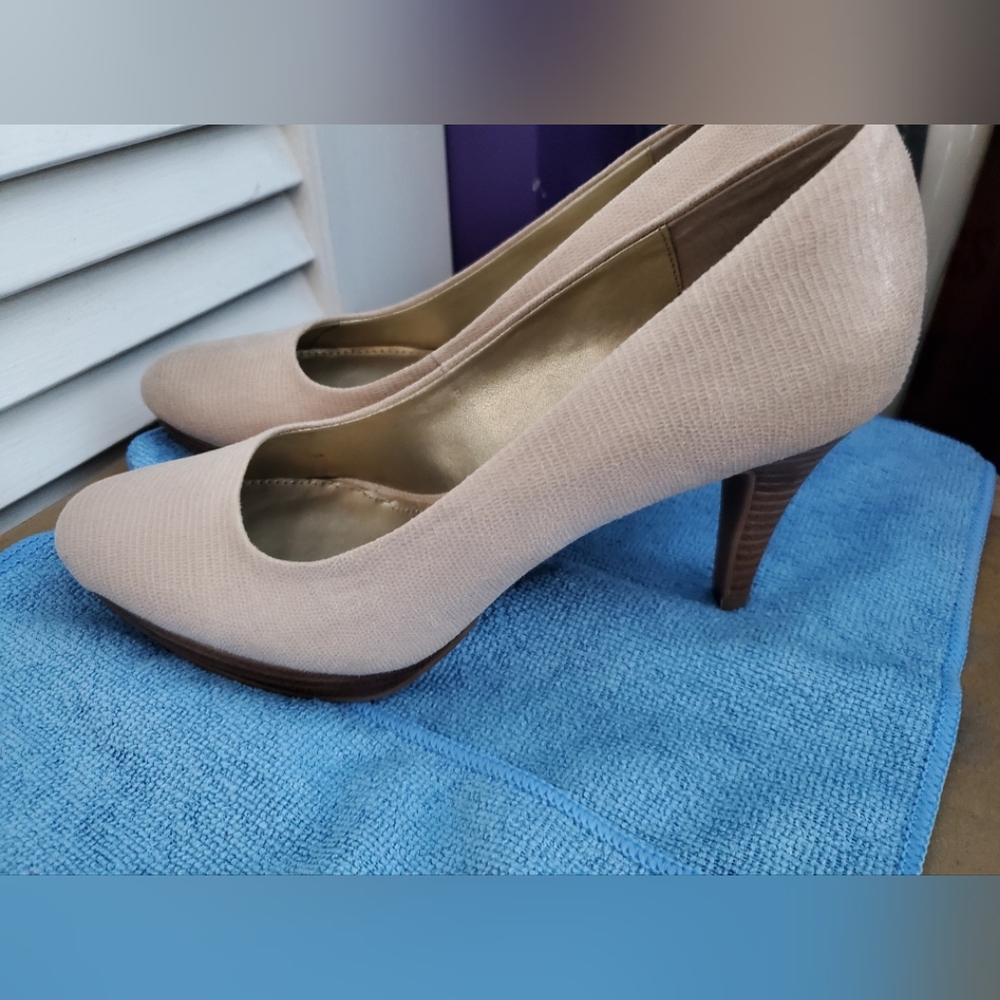 NWOT bandolino creme pumps size 8 1/2